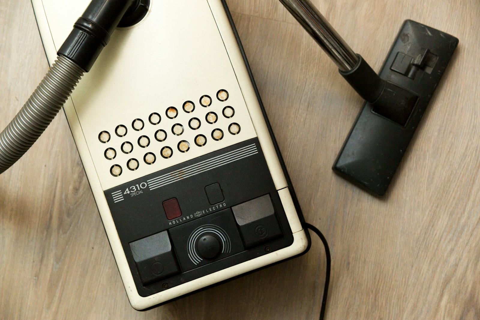 Ein geöffneter Staubsauger mit transparentem Staubbehälter und sichtbarem Filter