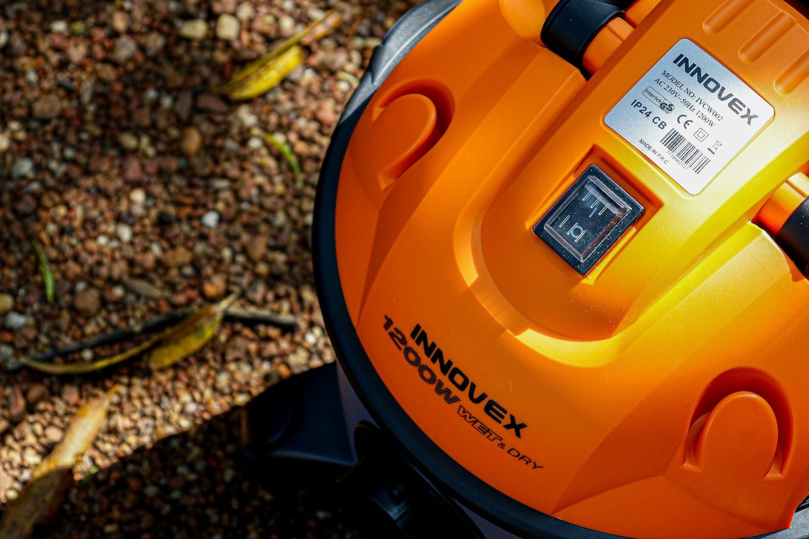 Eine Person setzt einen neuen Staubsaugerbeutel in ein geöffnetes Gerät ein