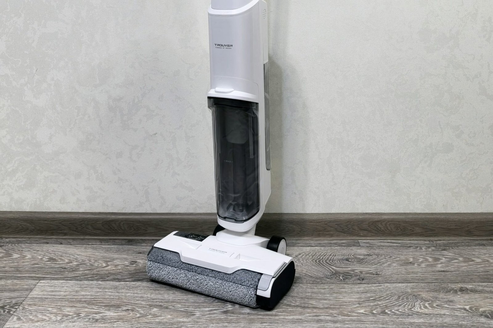 Ein runder Staubsaugerfilter neben einem geöffneten Staubsaugergehäuse