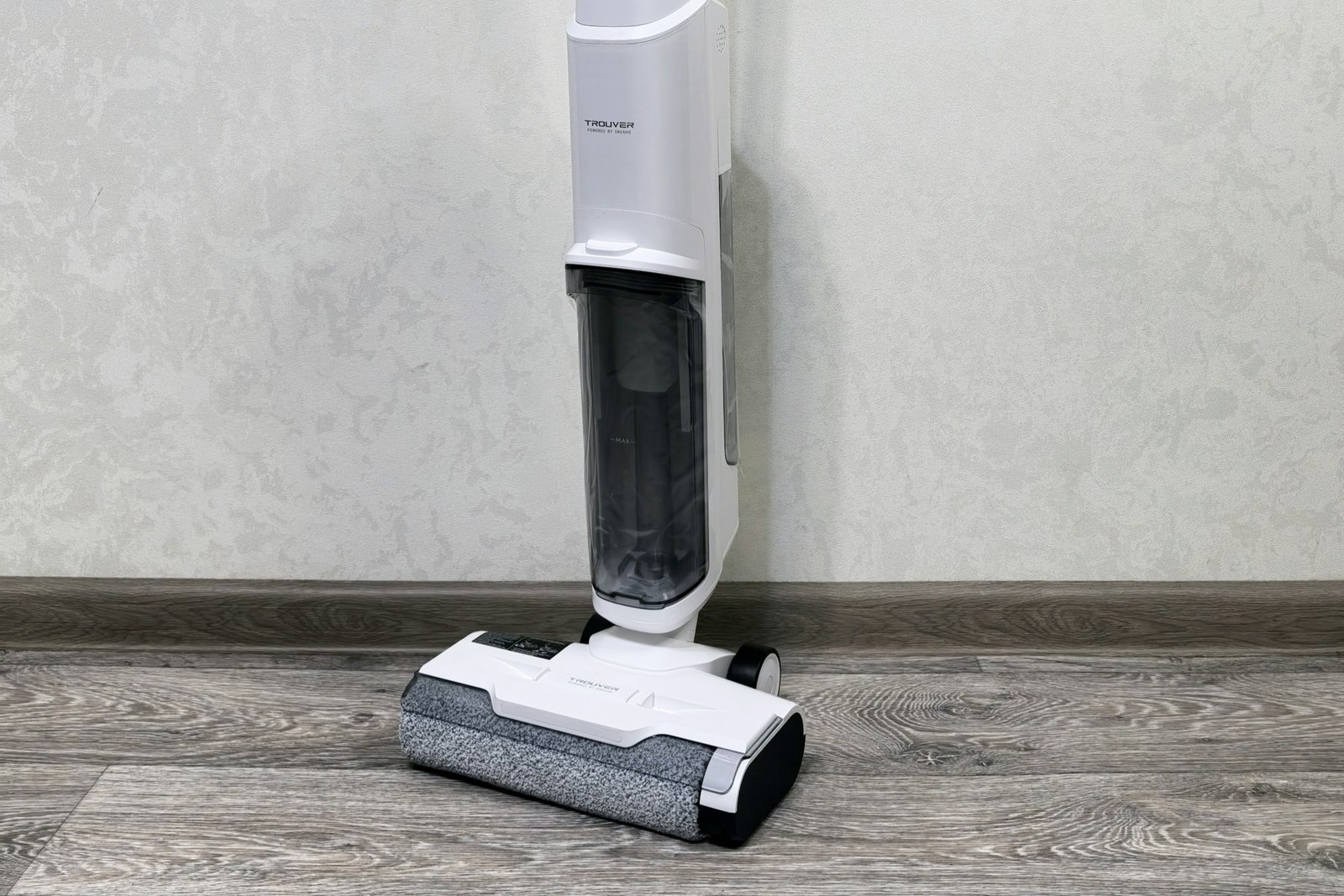 Ein runder Staubsaugerfilter neben einem geöffneten Staubsaugergehäuse