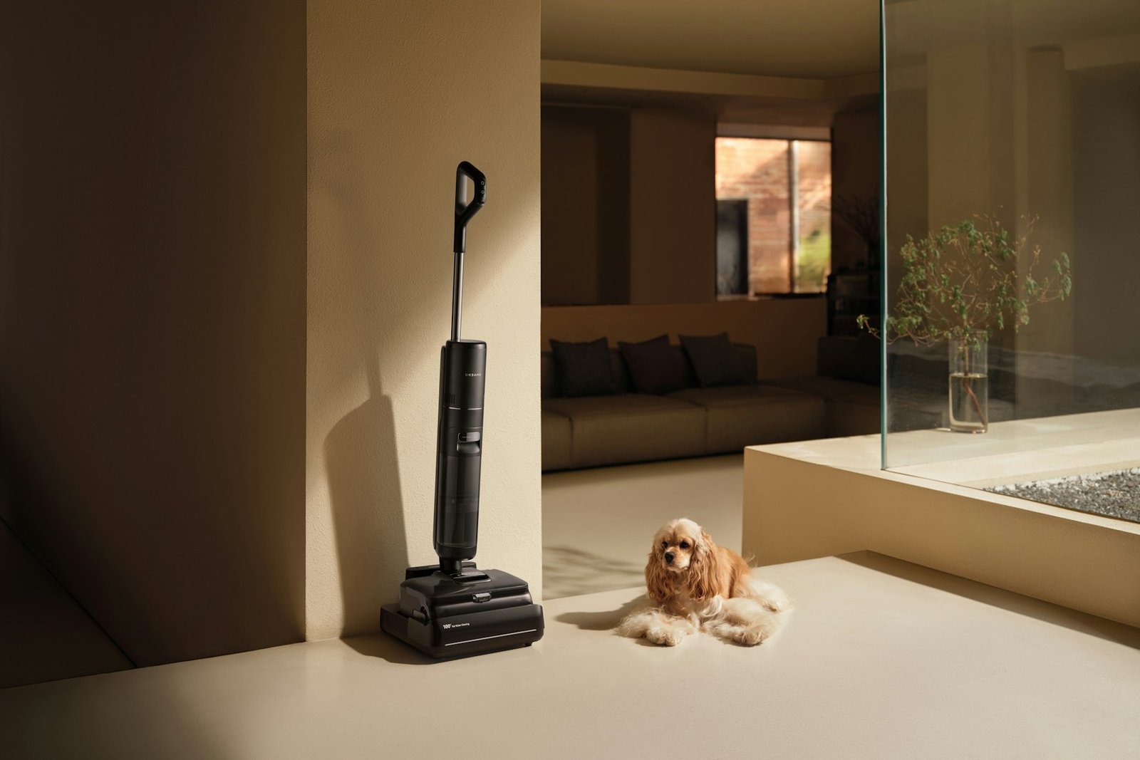 Eine Person reinigt einen Staubsaugerfilter und eine Bodendüse auf dem Boden