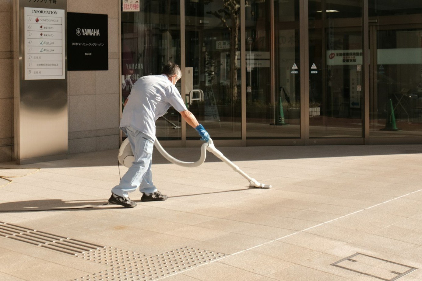 Ein abgenommener Staubsaugerschlauch liegt gerade ausgestreckt auf dem Boden