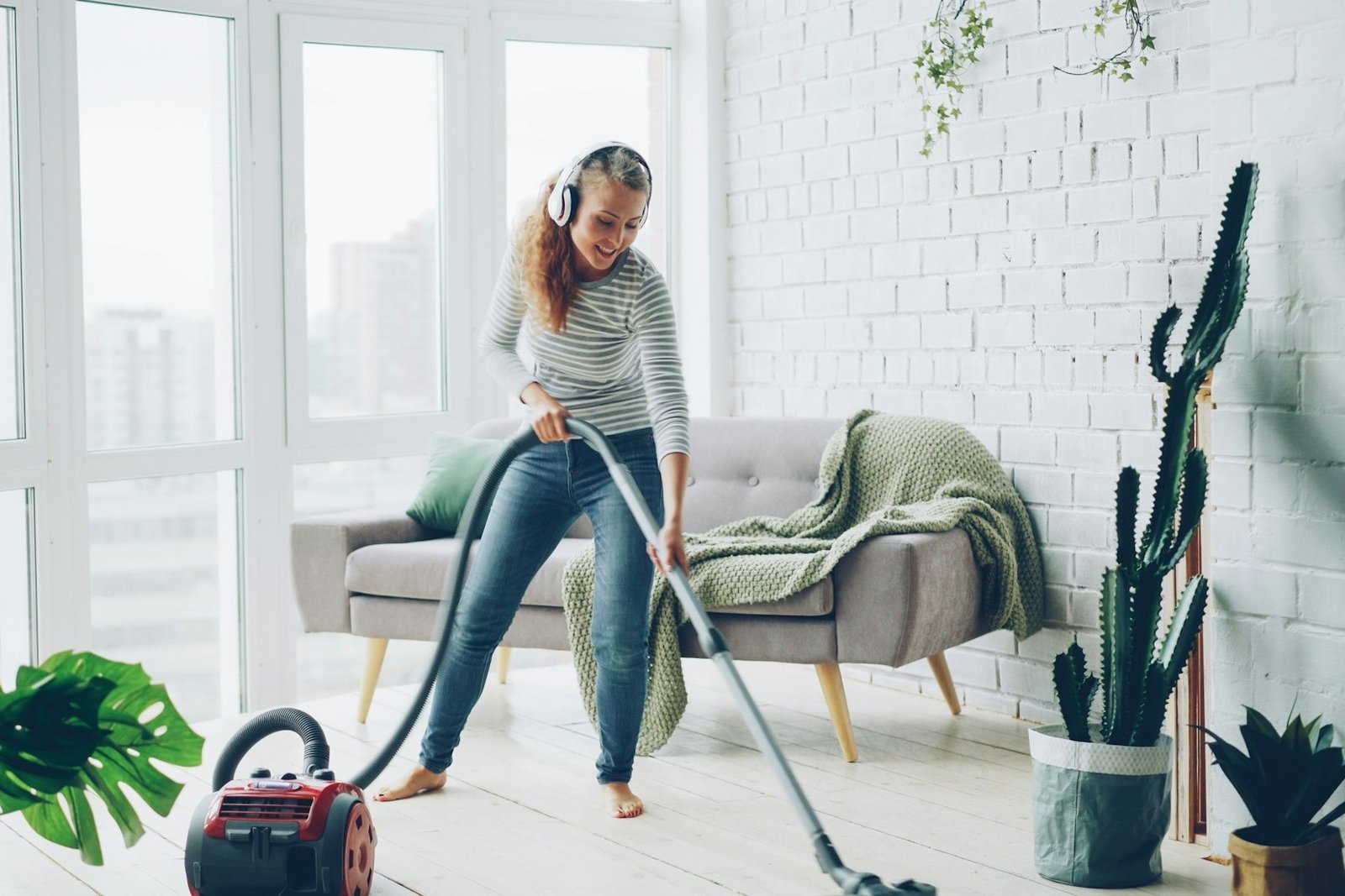 Eine Hand überprüft die Verbindung zwischen Staubsaugerschlauch und Rohr